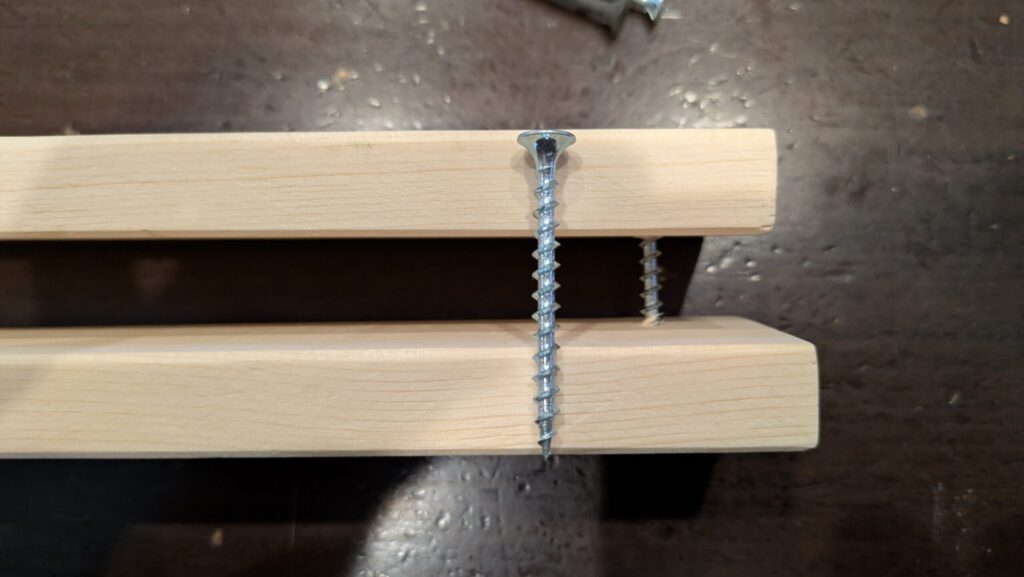 全ねじを使い上下部材の間に隙間ができた様子