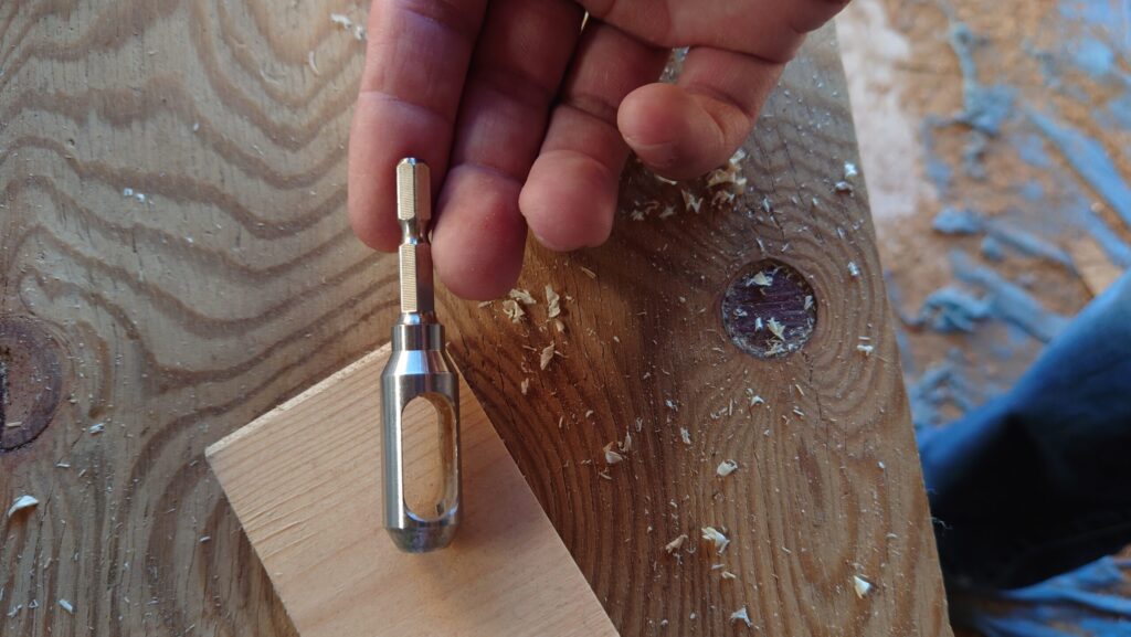 埋め木を作るための専用ビット(埋め木錐)を手に持っている様子。