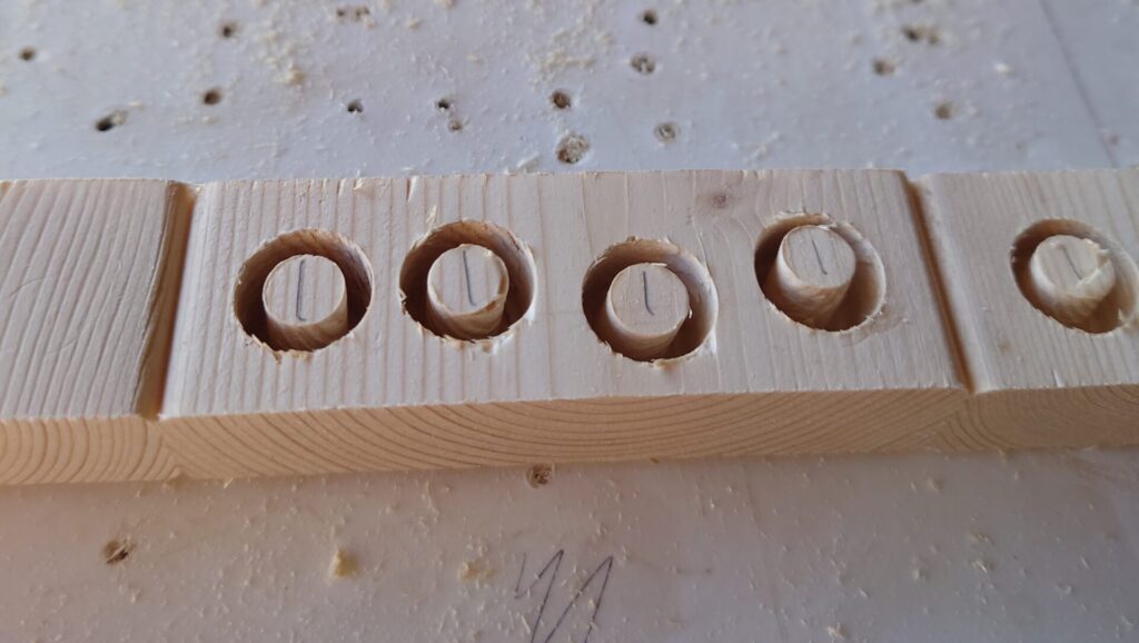 埋め木錐(プラグカッター)を使って切り出した埋め木ダボに木目の向きが分かりやすいように、鉛筆で印
をつけた様子。